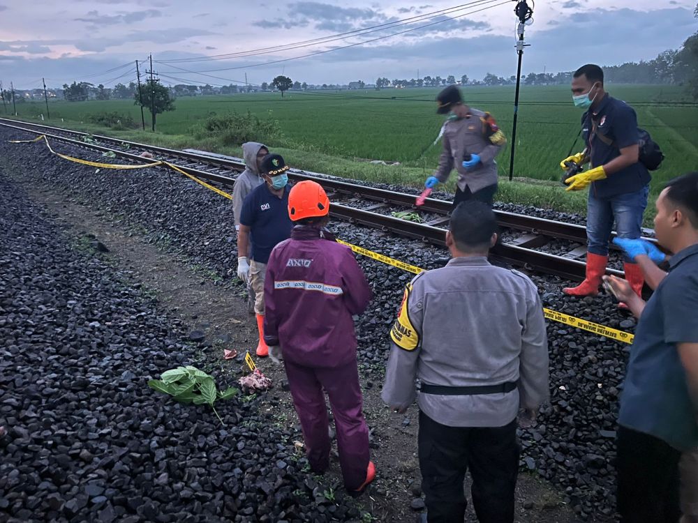 Petugas gabungan saat upaya mengevakuasi korban di lokasi kejadian