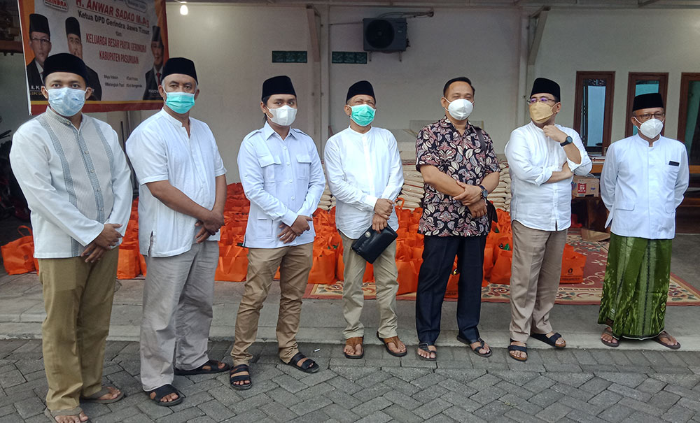 Dari kiri, H. M. Rusdi Sutejo, H. Juriyanto, Zakariya, H. Akhmad Sholeh, Dr. Kasiman, Anwar Sadad, dan H. Sutrisno.
