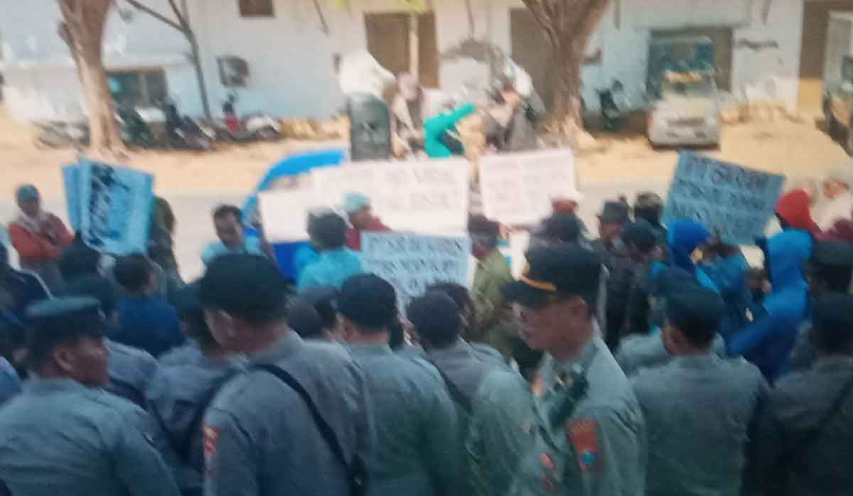 Demo di kantor PT Garam, Sumenep.