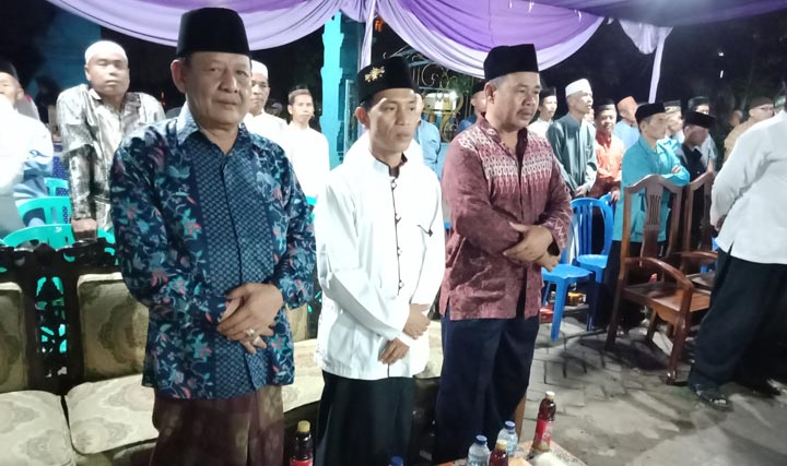 Kades Watukosek Maskur (tengah) saat menghadiri suatu acara.
