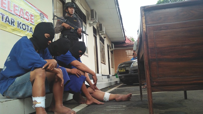 Tiga pelaku curanmor yang berhasil diringkus petugas Reskrim Polres Blitar Kota.