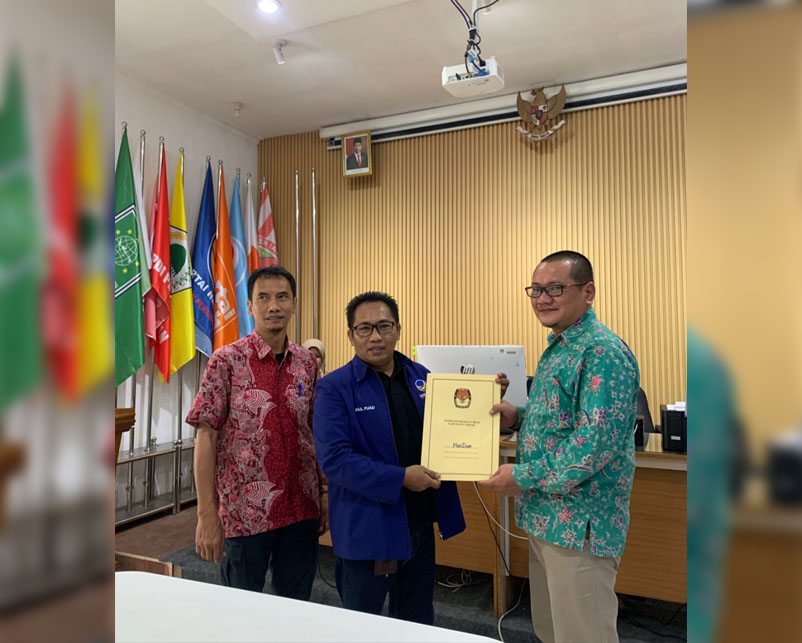 Ainul Fuad saat menerima berkas pencermatan DCT Nasdem Pemilu 2024.