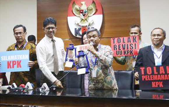 Wakil Ketua KPK Laode M Syarif saat menerima lentera yang diserahkan oleh Wakil Ketua Forum Rektor Asep Saefuddin sebagai simbol dukungan kepada KPK.