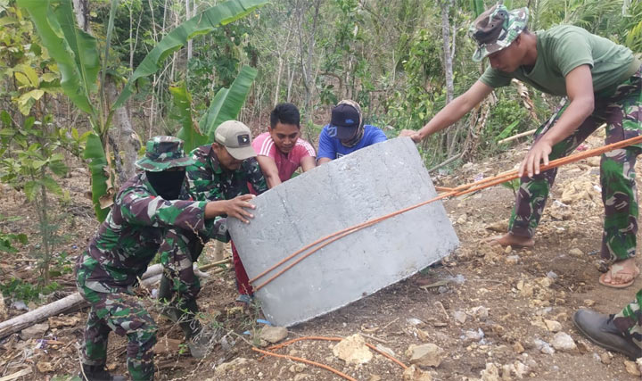 Satgas TMMD ke-106 Kodim 0818 Kabupaten Malang bersama warga saat gotong royong mengangkut buis beton untuk pembangunan MCK.