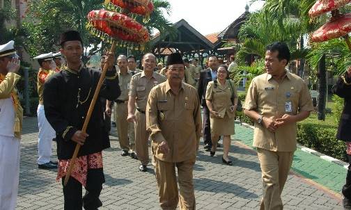 TINJAU - Wakil Bupati Sidoarjo MG Hadi Sutjipto saat menyambut tim Penilai Pelayanan Publik Jawa Timur, di SMKN 1 Sidoarjo. foto : humas pemkab sidoarjo untuk BangsaOnline