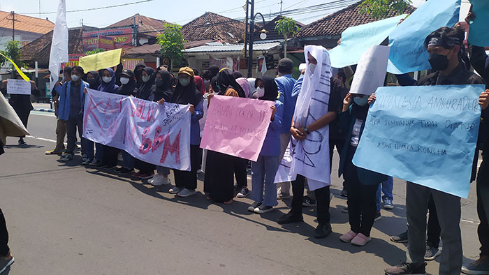 Puluhan mahasiswa saat demo di depan Gedung DPRD Jombang.