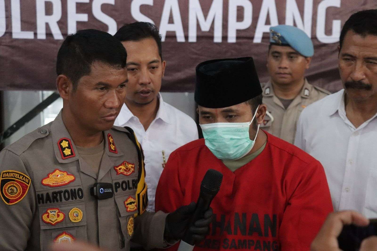 Tersangka kasus pembunuhan (baju tahanan), di Desa Bapelle, Kecamatan Robatal saat konferensi pers Polres Sampang