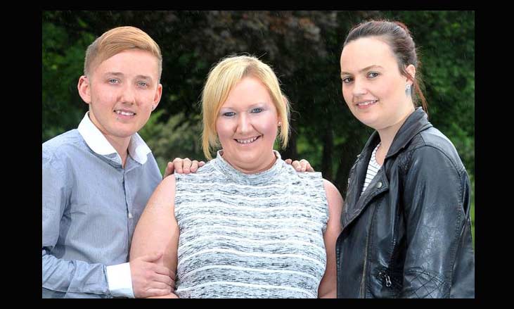 Luke Tovell yang sudah menjadi lelaki, bersama ibunya, Kelly Tovell, dan Lana. foto: repro mirror.co.uk