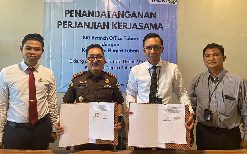 Branch Manager BRI Tuban Mohammad Arief Prabowo (dua dari kanan) bersama Kajari Tuban Imam Sutopo menunjukkan dokumen perjanjian kerja sama.