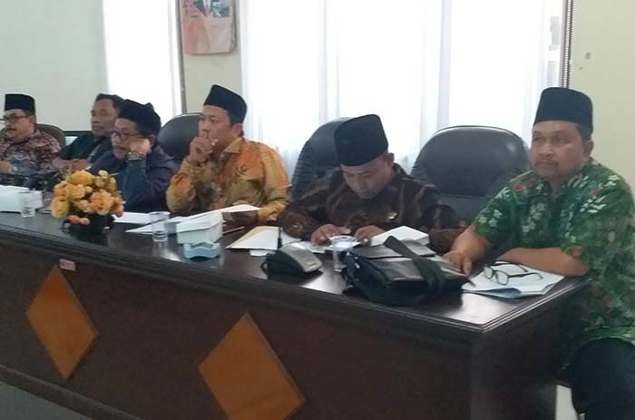 Ketua Komis D Nur Hasan (tengah) beserta anggota Komisi D.