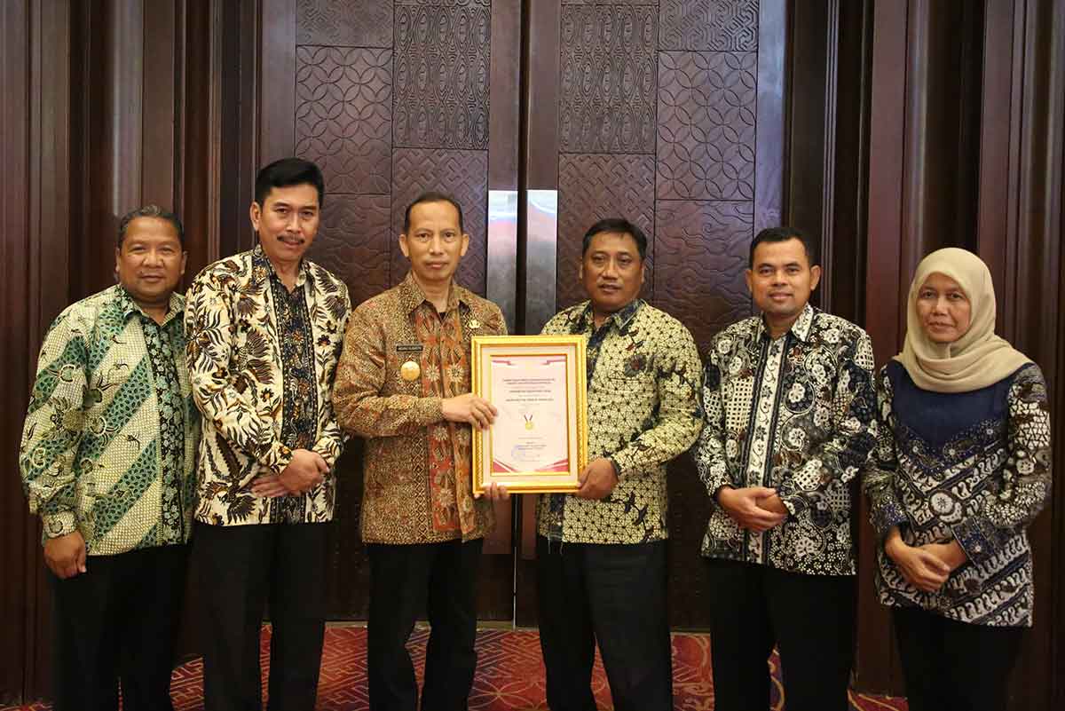Jajaran Pemkab Tuban saat menunjukkan raihan SAKIP predikat A. Foto: Ist