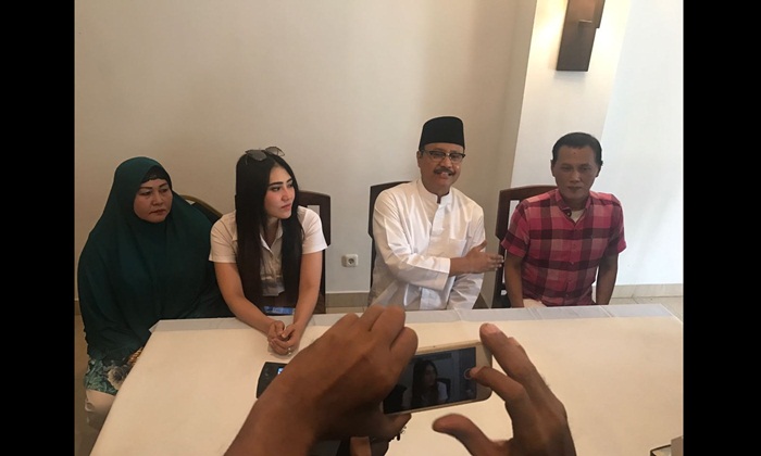 Via ketika ngobrol bareng jurnalis, Senin (22/1). Foto: IST