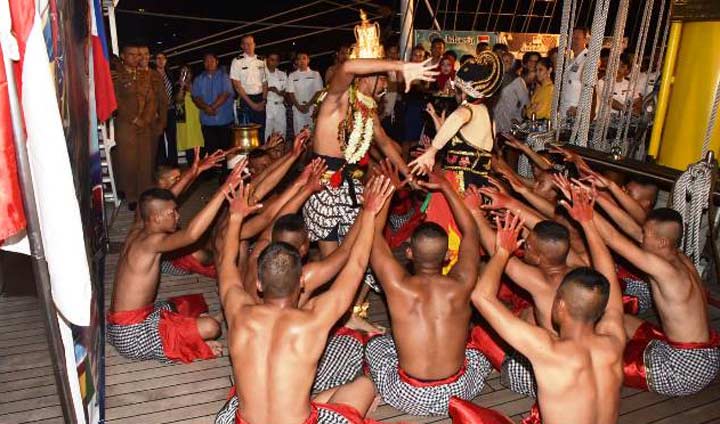Salah satu penampilan tari tradisional di geladak KRI Bimasuci.
