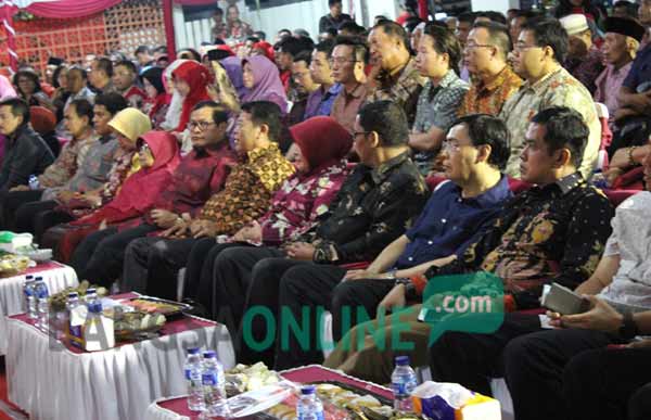 Menteri sekretaris Kabinet RI Pramono Anung bersama ketua DPD PDI Perjuangan Kusnadi dan juga beberapa kepala daerah se-eks Karesidenan Kediri saat menyaksikan pagelaran wayang kulit semalam suntuk di Tepus, Kabupaten Kediri. foto: arif kurniawan/BANGSAONLINE