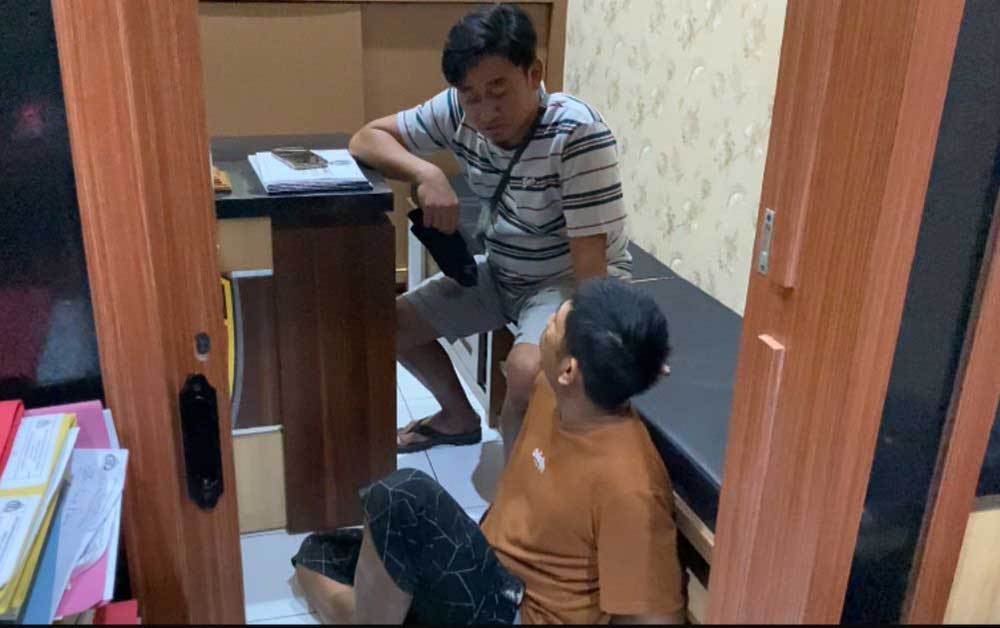 Pelaku (duduk di bawah) saat diinterogasi di Mapolres Tuban.