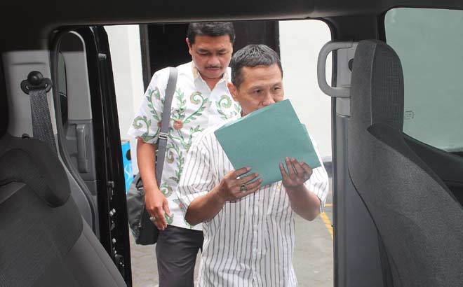 Tersangka Sugeng Mujiadi, eks Dirut PDAM Sidoarjo saat memasuki mobil untuk kembali ditahan di Lapas Kelas II A Sidoarjo. foto: NANANG ICHWAN/ BANGSAONLINE