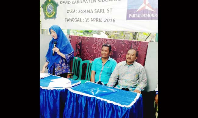 DISAMBATI BANJIR: Anggota DPRD Sidoarjo Juana Sari ST saat menggelar reses di Desa Maduretno Kecamatan Taman, Sidoarjo, Minggu (10/4). foto istimewa