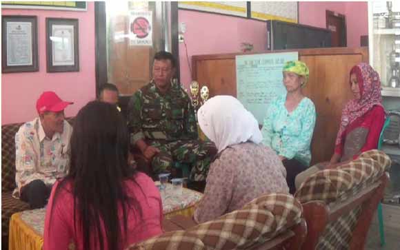 Proses mediasi sejumlah wali murid dan Samini dihadiri babinkamtibmas dan babinsa setempat. foto: hadi prayitno/BANGSAONLINE
