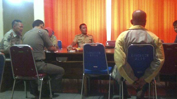 Musyawarah pemilik dan pengelola cafe Semar yang dimediasi Kasatpol PP, Camat dan Kades Gebang Ayu. foto: soewandito/ BANGSAONLINE