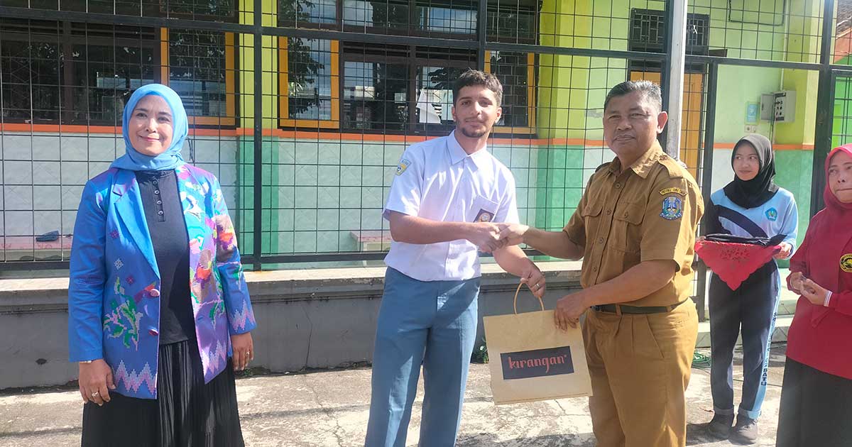 Kepala SMAN 2 Batu, Wartono, ketika memberikan kenang-kenangan kepada Beradcan Orak yang disaksikan Lilyana Apriliyanti, selaku host family siswa asal Turki peserta program AFS atau American Field Service itu.