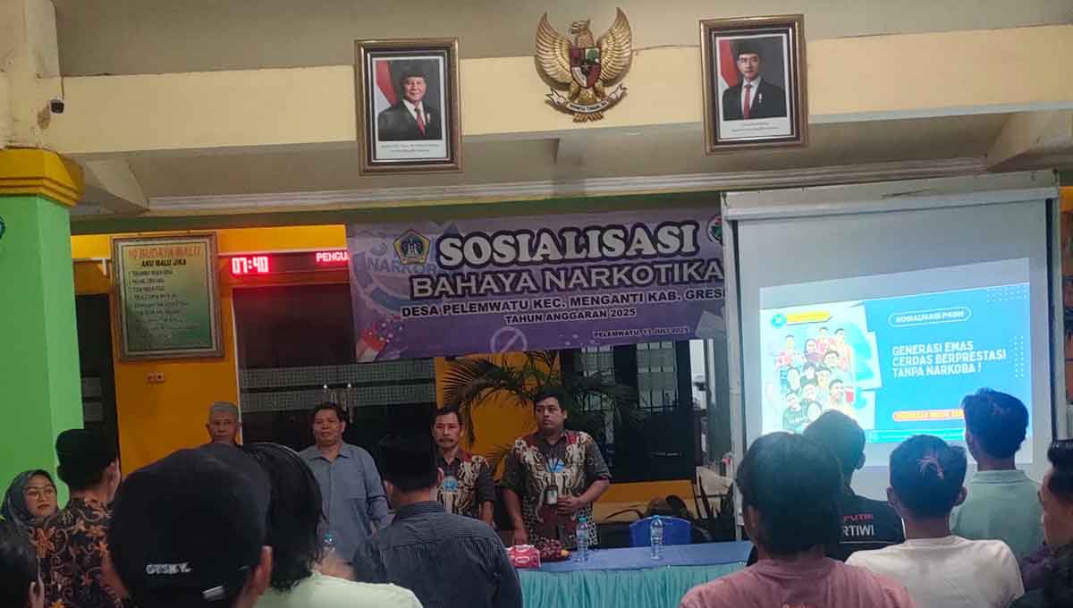 Kades Pelemwatu, Sukayin, bersama petugas BNN Gresik, Ichwan Huda, dan Tri Juli Yansyah, saat sosialisasi bahaya narkotika. Foto: Ist
