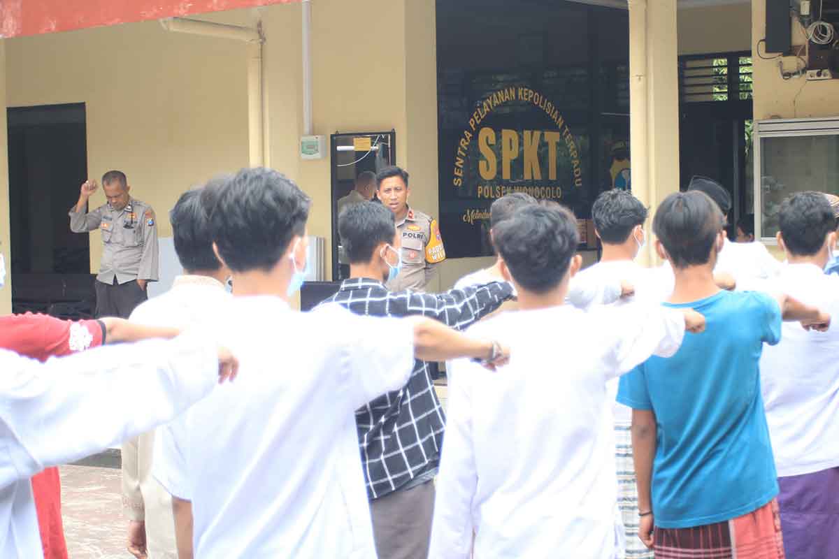 19 remaja yang terlibat perang sarung saat mengikuti pesantren kilat di Polsek Wonocolo, Senin (27/3/2023).