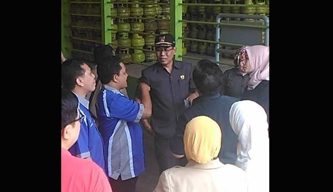 Anggota Komisi B DPRD kota Kediri saat sidak di Pangkalan LPG milik PT. Wahyu Abadi Gas Semampir. foto: arif kurniawan/ BANGSAONLINE