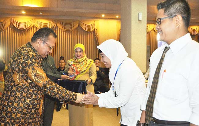 Mantan Pj Bupati Gresik, Akmal Boedianto memberikan ucapan selamat peserta diklat. foto: syuhud/ BANGSAONLINE