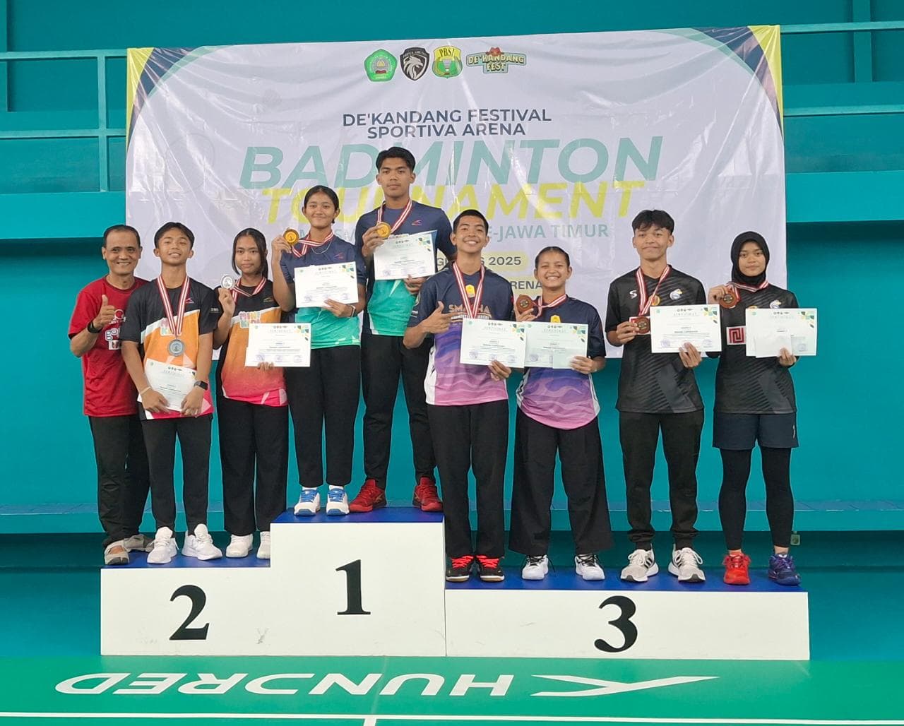 Azril Dava Gistrafarizi dan Gadis Dwisetya Aprilia saat menerima medali dan piagam penghargaan setelah menjuarai turnamen De