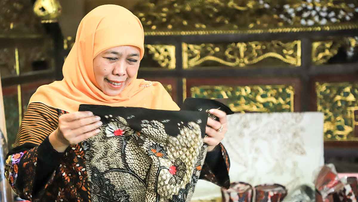 Gubernur Khofifah saat mengunjungi Workshop Batik Tulis Shalempang di Sampang.