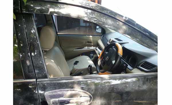 PECAH. Kondisi mobil Avanza nopol S 1693 SQ milik Murdiman yang kacanya pecah akibat ulah pencuri. foto: eky nurhadi/BANGSAONLINE