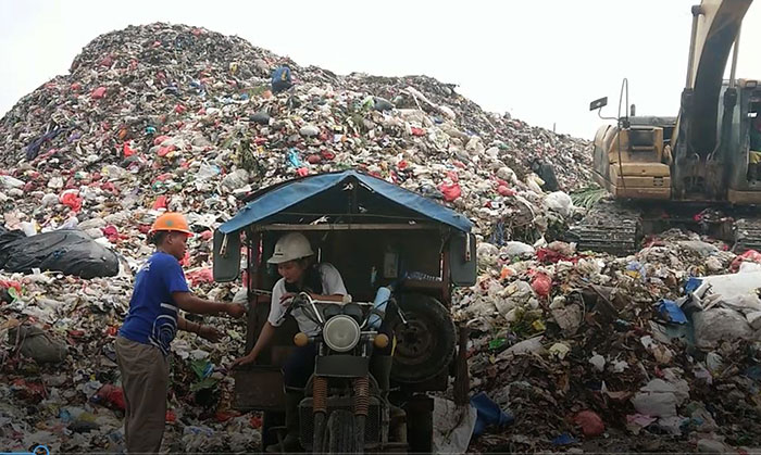Janda Cantik di Gresik ini Rela Jadi Pengangkut Sampah Demi Penuhi Kebutuhan Hidup