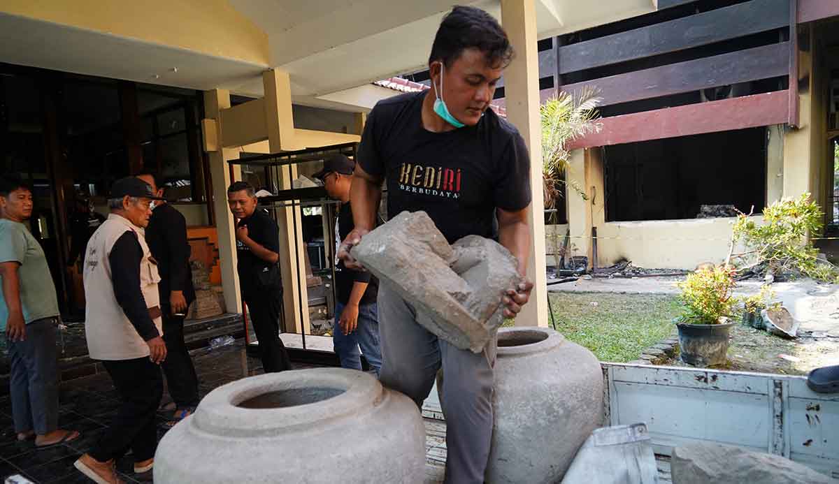 Petugas dari Dinas Pariwisata dan Kebudayaan Kabupaten Kediri saat menyelamatkan cagar budaya. Foto: Ist
