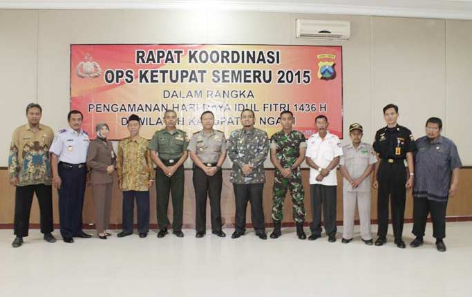 BERSAMA - Kapolres Ngawi pose bersama Forpimda dan tokoh masyarakat usai Rakor Ops Ketupat Semeru 2015, kemarin. foto: zainal/BANGSAONLINE