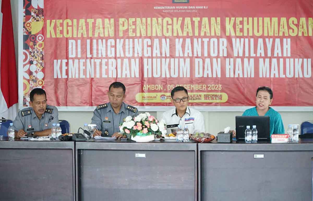 Pimred SKH Memorandum, Sujatmiko, saat menjadi pemateri didampingi dari Kemenkumham Maluku Abdul Malik Wagola (kiri) dan Lotje, pengurus PWI Maluku yang juga Pimred Harian Siwalima.