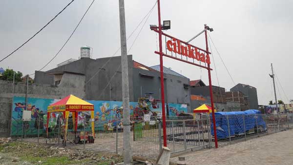 Arena bermain anak Cilukbaa di GKB yang dipersoalkan warga. foto: syuhud/ BANGSAONLINE