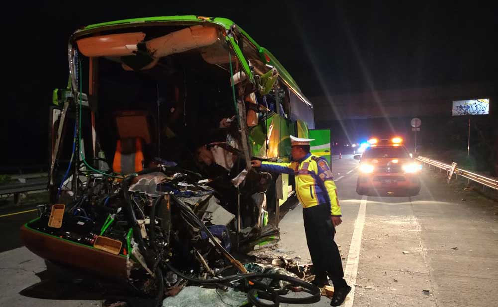 Bus Rombongan Siswa SMP Asal Malang Hantam Truk di Tol Jombang, Dua Tewas