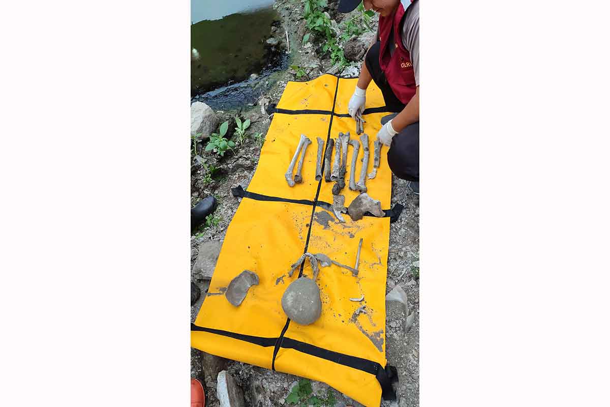 Kerangka manusia yang ditemukan petugas di Rumah Pompa Wonorejo 1, Surabaya.