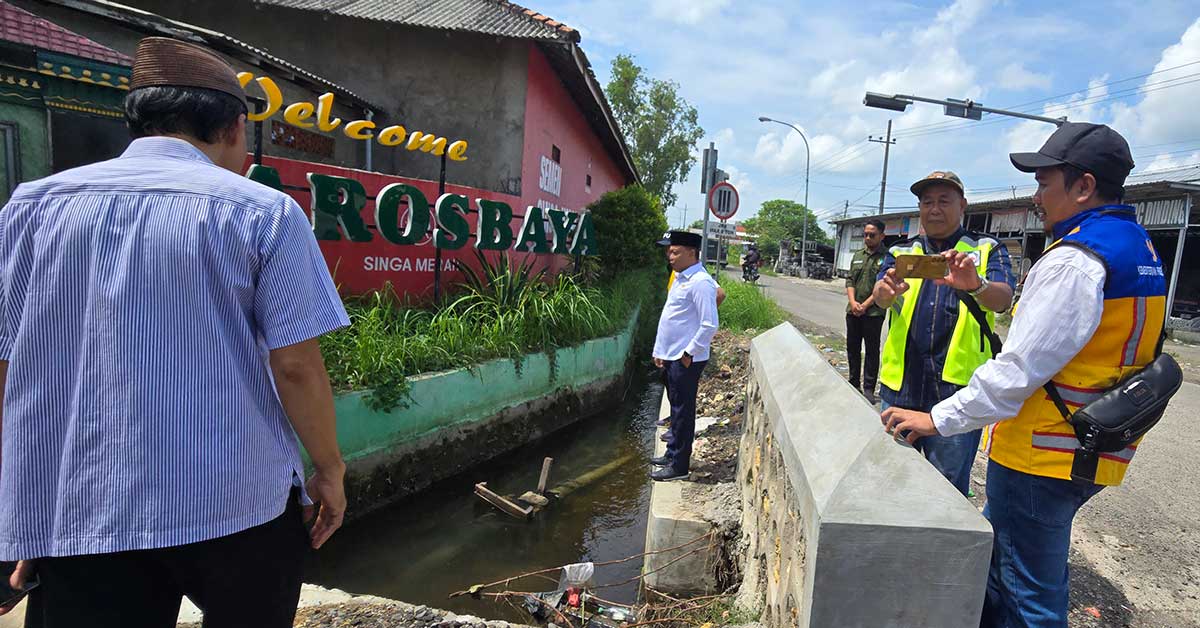 Anggota Komisi V DPR RI, Syafiuddin, ketika melakukan monitoring pengawasan perbaikan dan pelebaran jalan nasional di Kecamatan Arosbaya.