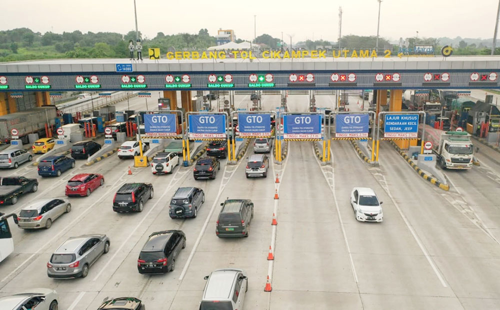 Suasana kendaraan yang ada di gerbang tol.