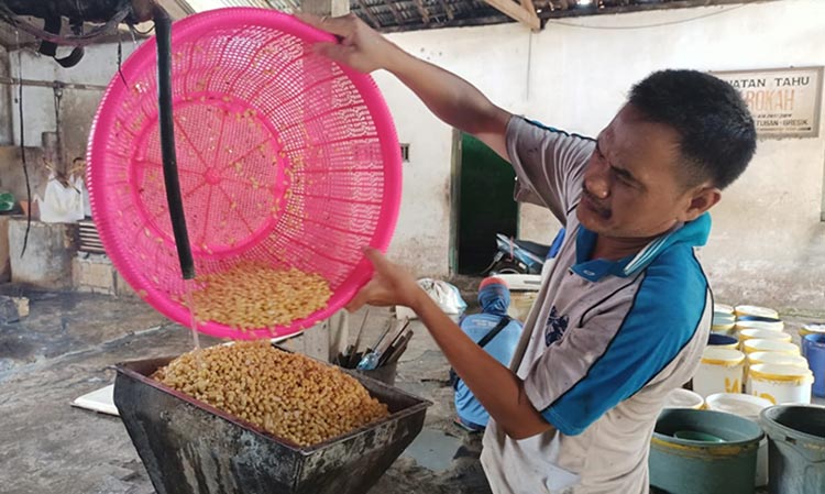 Terdampak Kenaikan Harga Kedelai, Produsen Tahu di Tuban Pasrah