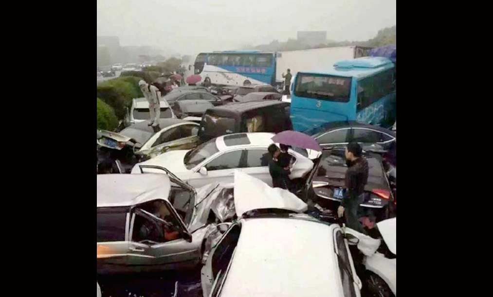 Mobil yang bertumpuk gara-gara tabrakan beruntun. foto: repro mirror.co.uk