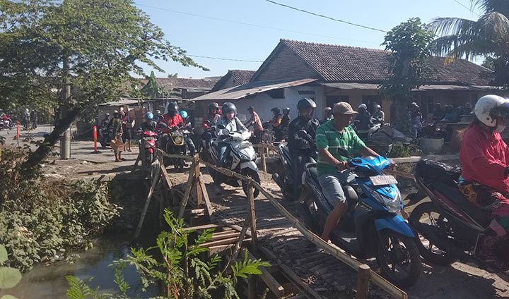 Jalur alternatif yang dilintasi warga selama pembangunan jembatan Sukodono.