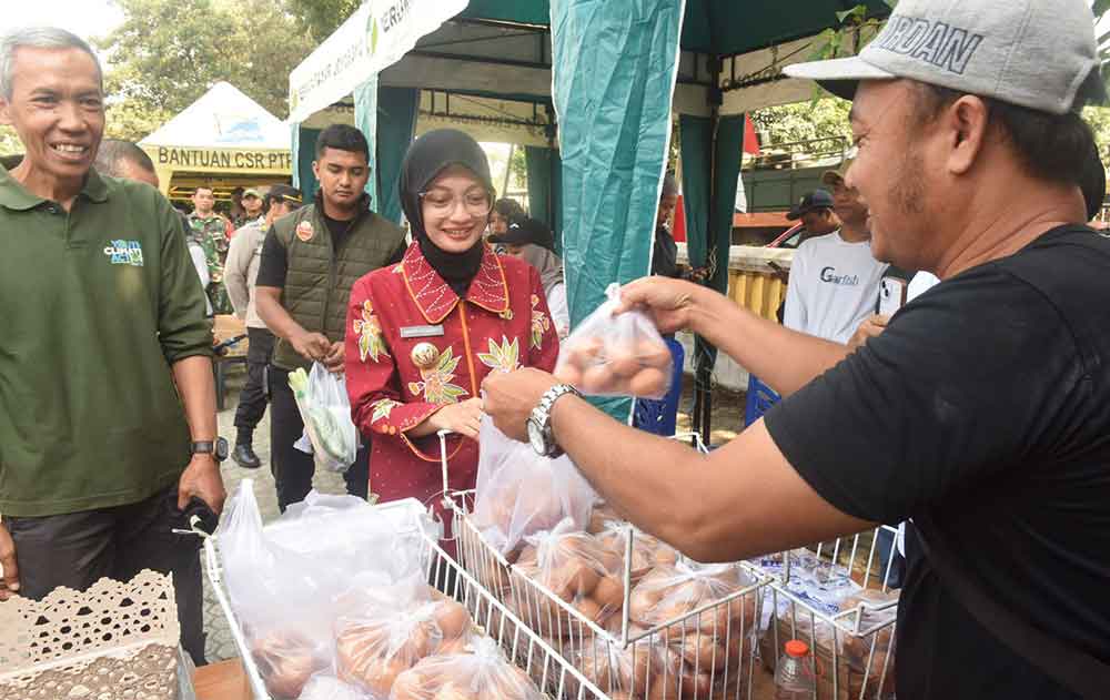 Wali Kota Kediri Vinanda Prameswati saat meninjau pelaksanaan Gerakan Pangan Murah. Foto: Ist. 