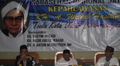 KH.Hasyim Muzadi menjadi pembicara dalam sarasehan regional Jatim Pahlawan Nasional KH.Wahab Chasbullah sabtu (21/2/2015) di gedung Bung Tomo Pemkab Jombang Foto : Adi Susanto (bangsaonline.com)