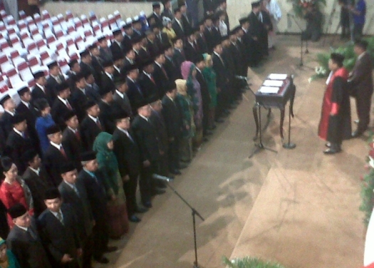 SUMPAH -Sebanyak 100 anggota DPRD Jawa Timur 2014-2019 mengucapkan sumpah jabatan, di Gedung DPRD Jawa Timur, JL Indrapura 1, Surabaya, Minggu (31/8/2014). foto m didi rosadi/BangsaOnline