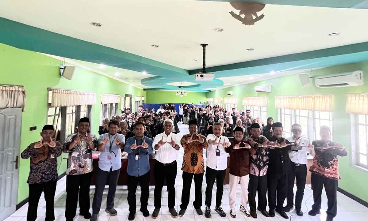 Foto bersama jajaran Kemenag, Kantah Kabupaten Pasuruan, dan mahasiswa UINSA Surabaya.