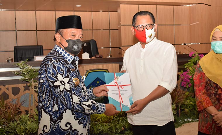 Bupati Fadeli saat menyerahkan raperda kepada Ketua DPRD Lamongan, Abdul Ghofur. 