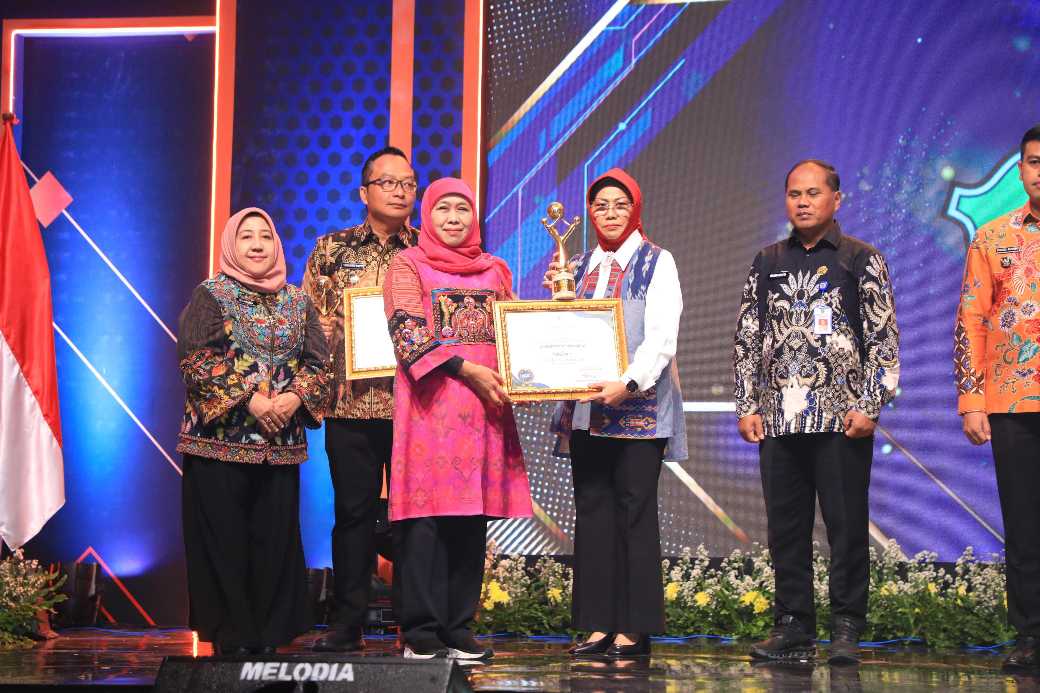 Gubernur Khofifah menyerahkan
Investment Award Jatim 2025 untuk Kabupaten Sidoarjo. foto ist
