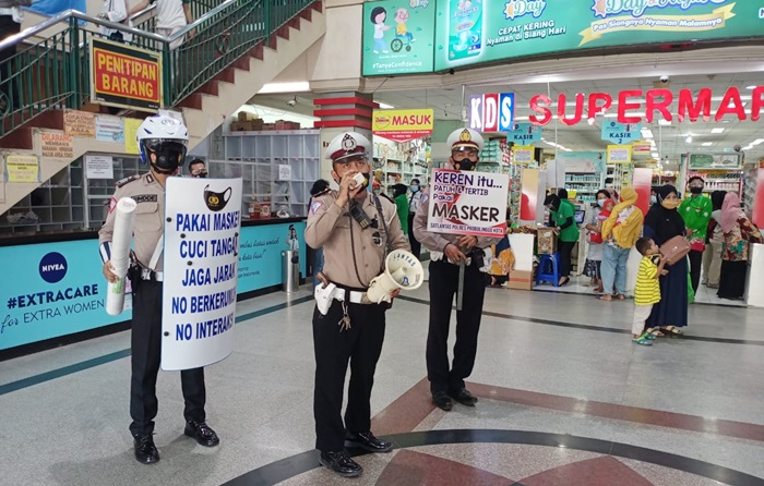 Petugas Polres Probolinggo Kota saat sosialisasi prokes di mal Kota Probolinggo.